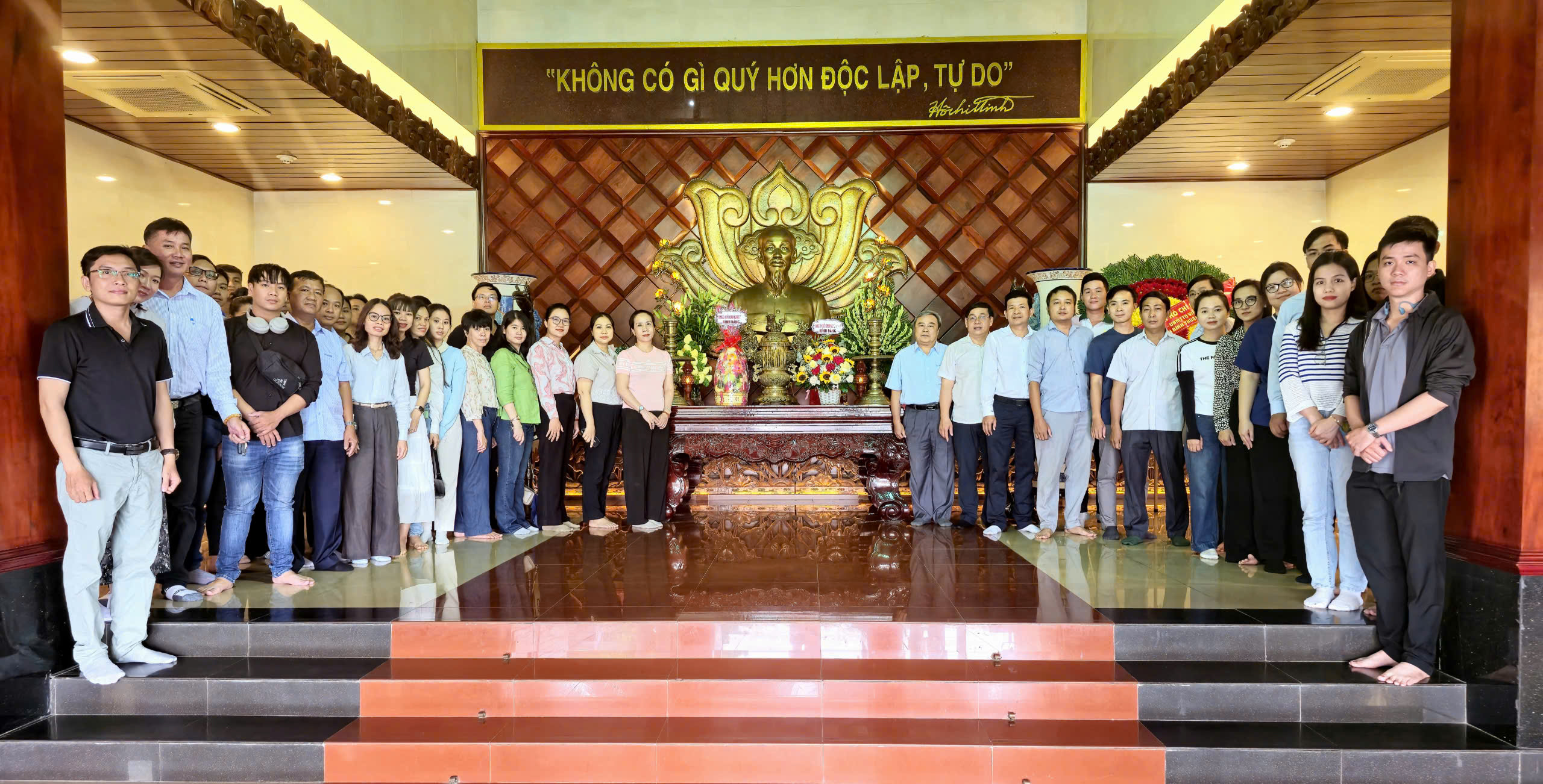 NHỮNG BÀI THƠ, CÂU ĐỐI TẾT CỦA BÁC HỒ